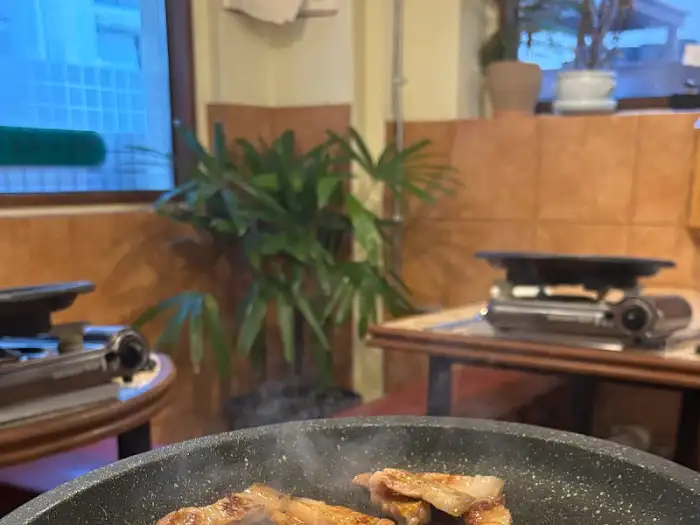 팬 위에서 익어가고 있는 고기