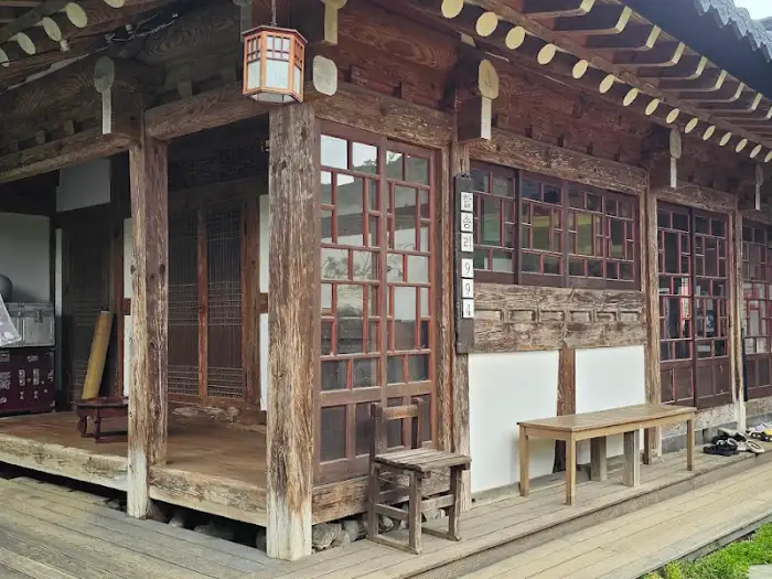 한옥 건물의 목조 기둥과 창문, 그리고 툇마루