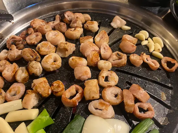 잘 구워지고 있는 생막창과 곁들임 채소들