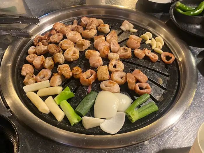 막창과 함께 구워지는 떡, 양파, 마늘