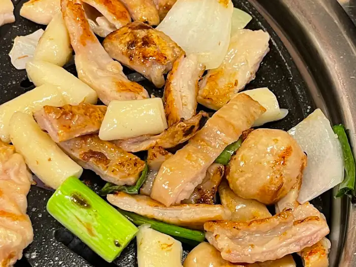 막창과 떡, 양파가 불판 위에서 맛있게 익어가고 있다