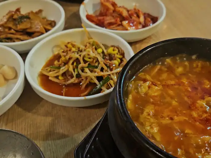 다양한 밑반찬과 뚝배기 요리