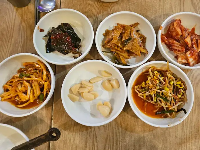다양한 종류의 밑반찬이 담긴 접시들
