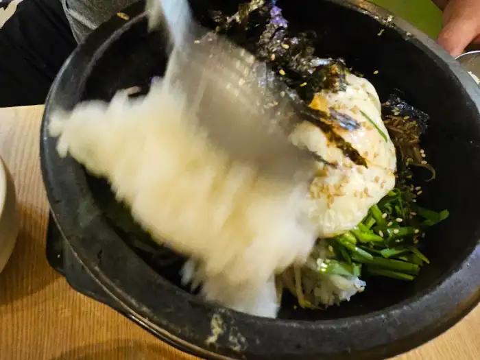돌솥 비빔밥 재료가 담긴 모습
