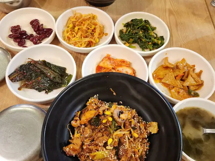 테이블 위에 차려진 다양한 음식들