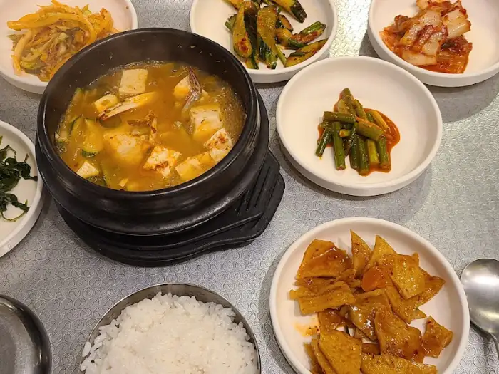 된장찌개와 다양한 밑반찬