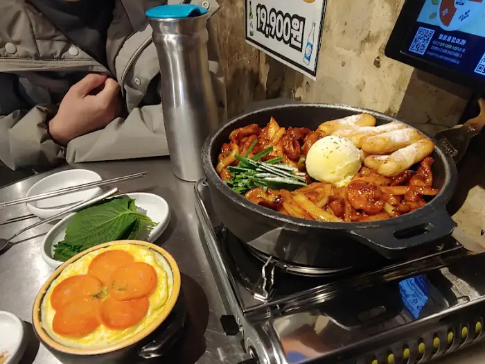 곱창과 곁들임 메뉴가 담긴 철판 (다른 각도)
