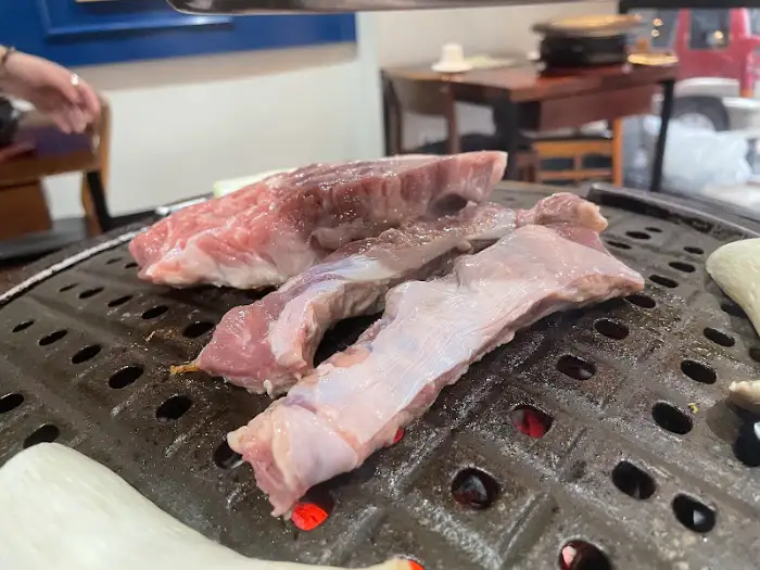 두툼한 생고기가 불판 위에 올라가 익어가고 있는 모습