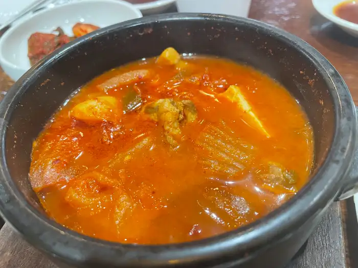 푸짐하게 담긴 김치찌개의 모습. 두부와 고기가 넉넉히 들어있다.