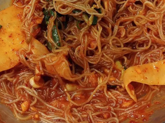 매콤한 양념의 비빔냉면