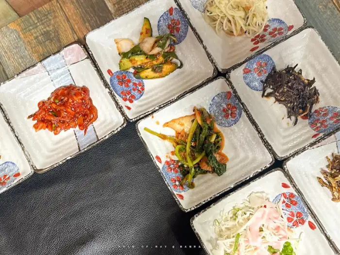 부촌식당 내부 메뉴판과 식기류