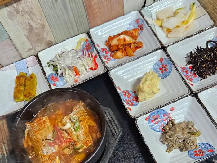 다양한 밑반찬과 갈치조림