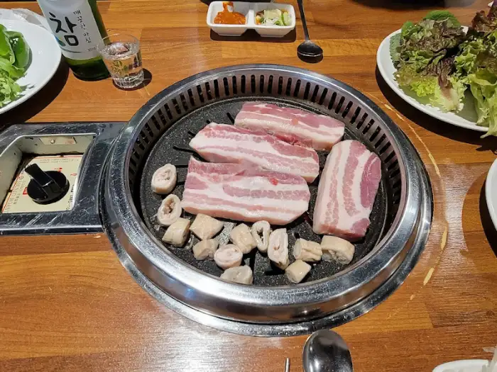 팬 위에 올려진 신선한 소고기 모듬