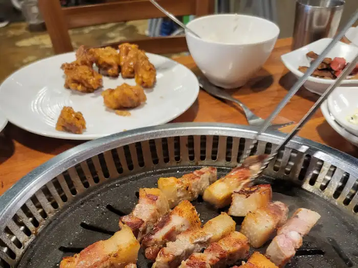 불판 위에서 맛있게 구워지는 삼겹살