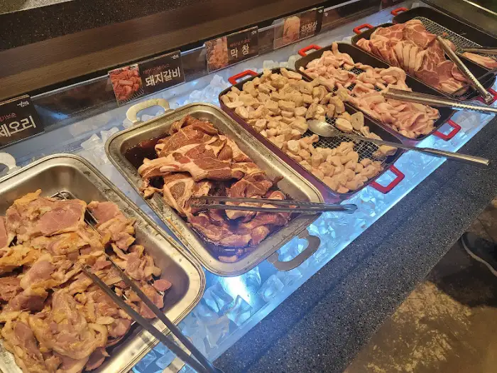신선한 채소와 다양한 뷔페 메뉴