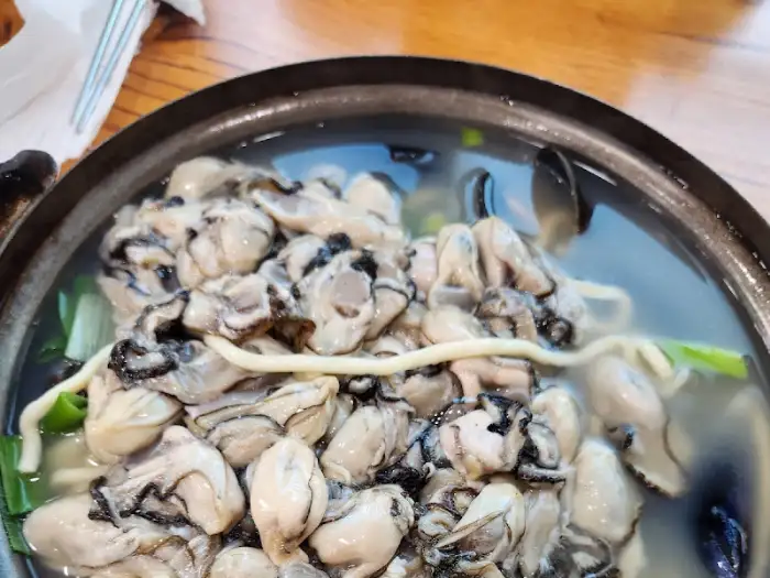 칼국수에 담긴 굴