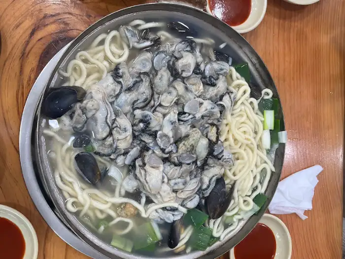 다양한 해산물이 들어간 칼국수