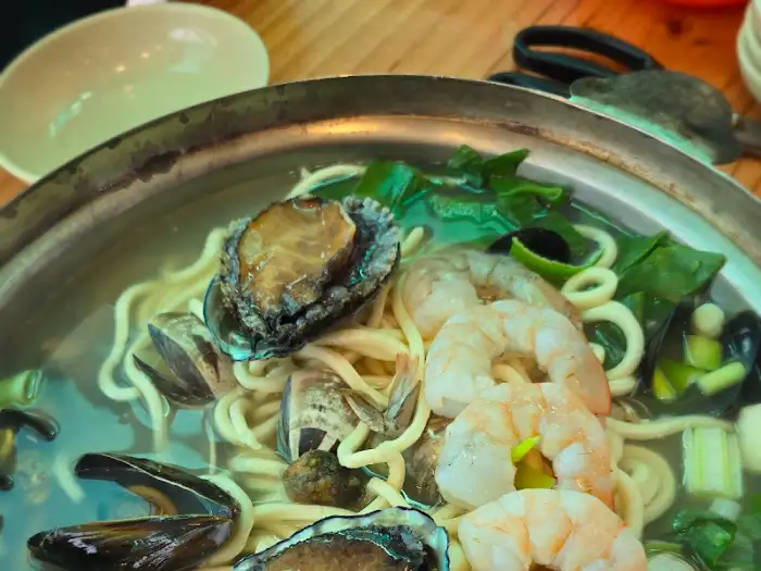 칼국수에 담긴 새우와 전복