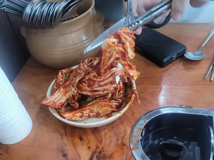 가위로 자르고 있는 겉절이