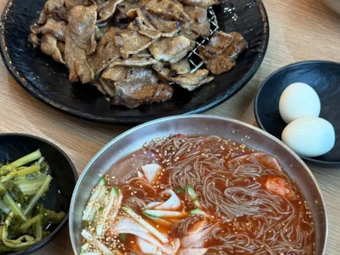 냉면과 숯불고기 세트