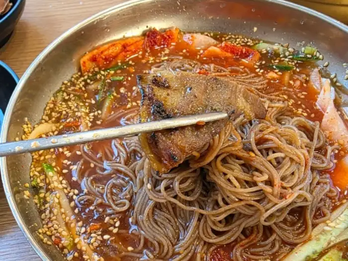 냉면 위에 올라간 숯불고기