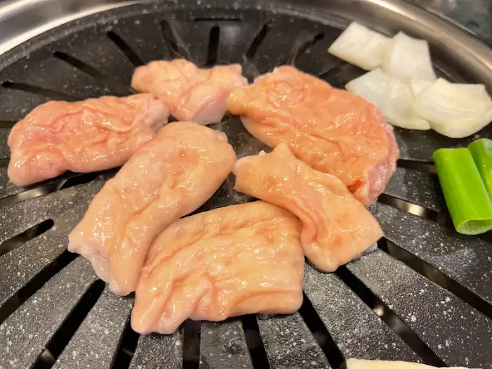 갓 구워진 생막창 조각들