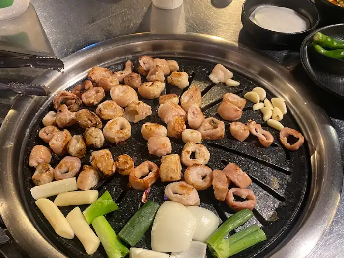 다른 고기 메뉴들과 함께 나온 닭발
