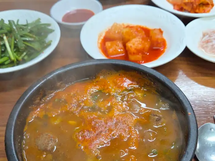 먹음직스럽게 담긴 피순대국밥
