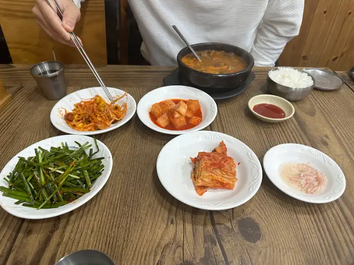 식탁 위에 차려진 푸짐한 한 상