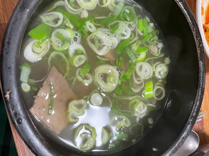 곰탕 한 그릇에 밥이 말려있는 모습