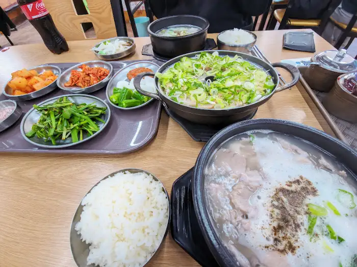 테이블에 차려진 국밥과 반찬들
