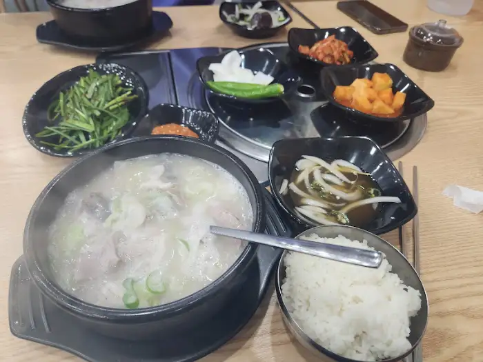 국물과 고기가 잘 어우러진 국밥