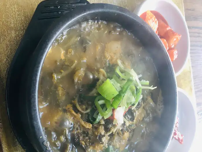 국물이 자작한 콩나물해장국
