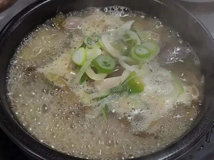 김이 모락모락 피어나는 시래기 순대국밥