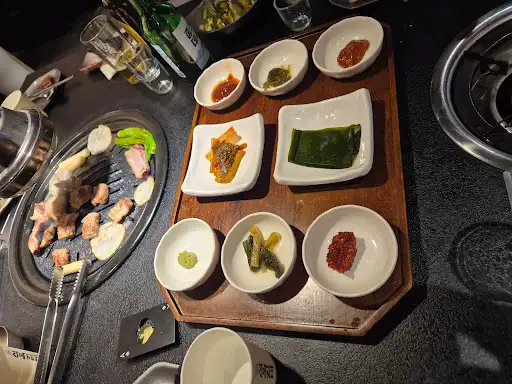 먹음직스럽게 양념된 돼지갈비