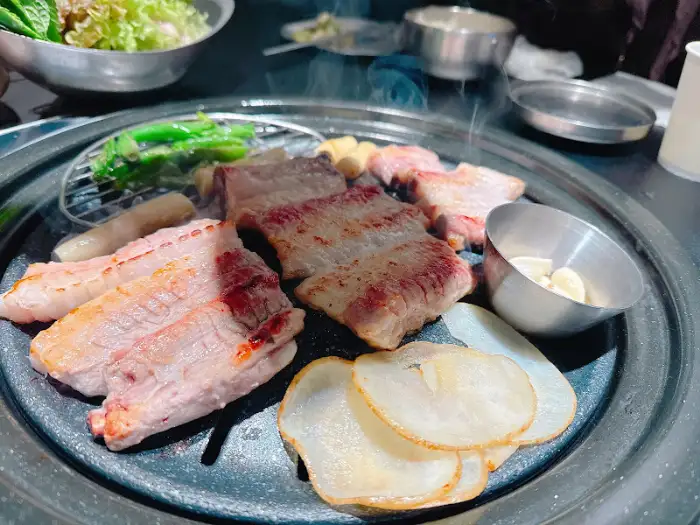 숯불 위에서 구워지고 있는 돼지갈비