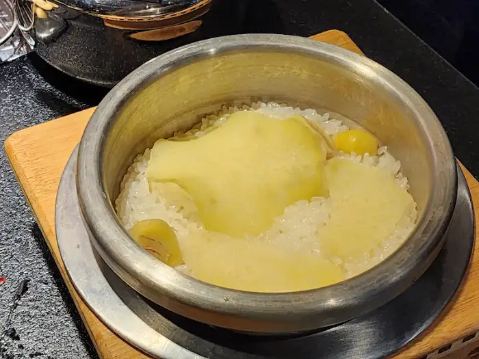 솥밥에 든 밤과 은행