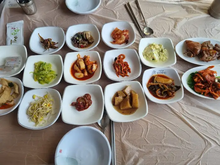 다양한 밑반찬이 차려진 모습
