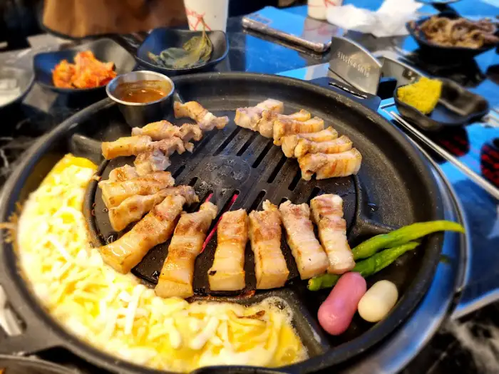 구워지는 흑돼지와 전복