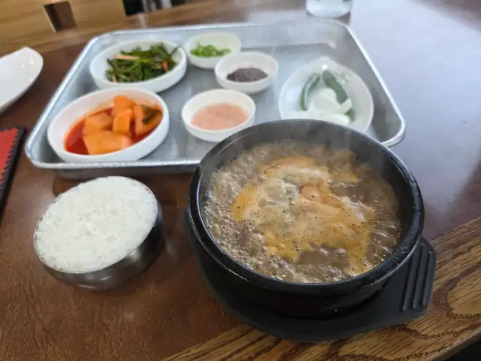 김이 모락모락 나는 순대국밥