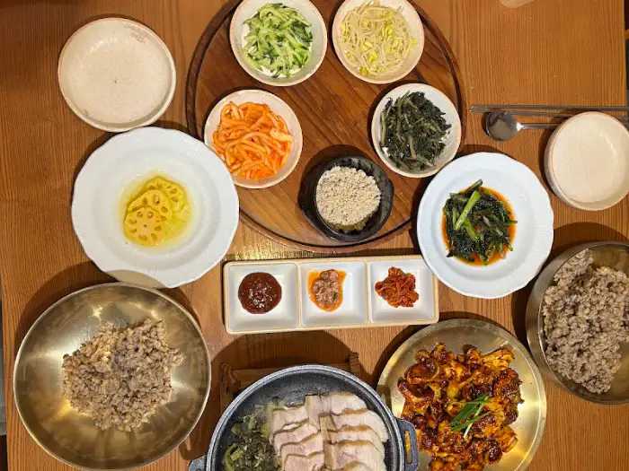 테이블에 차려진 봄이보리밥 영종점의 정갈한 한상차림