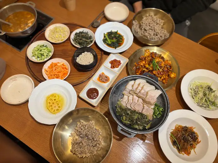 정갈하게 차려진 보리밥 한상 전체 모습