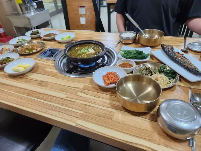 테이블에 놓인 불고기 전골과 다양한 반찬들