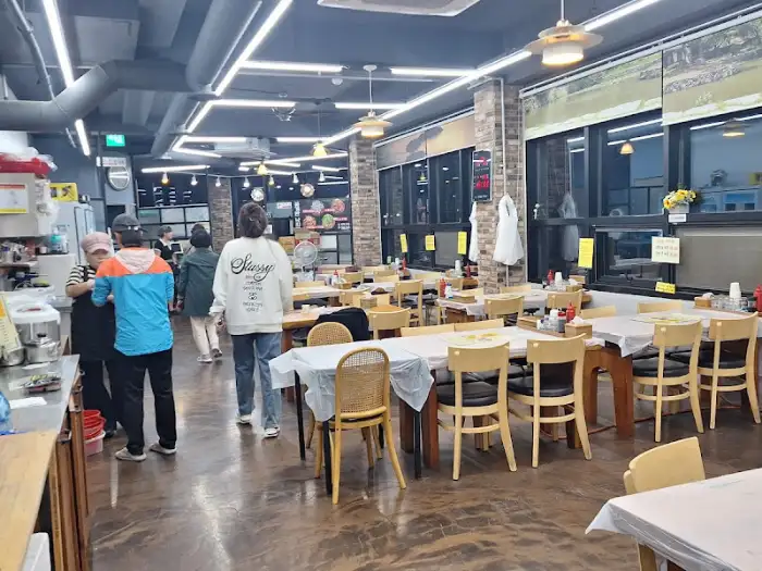 꽃게선장 낙지박사 내부 전경