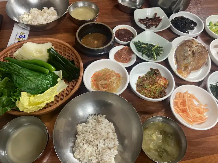 정갈하게 차려진 보리밥 정식 한상차림