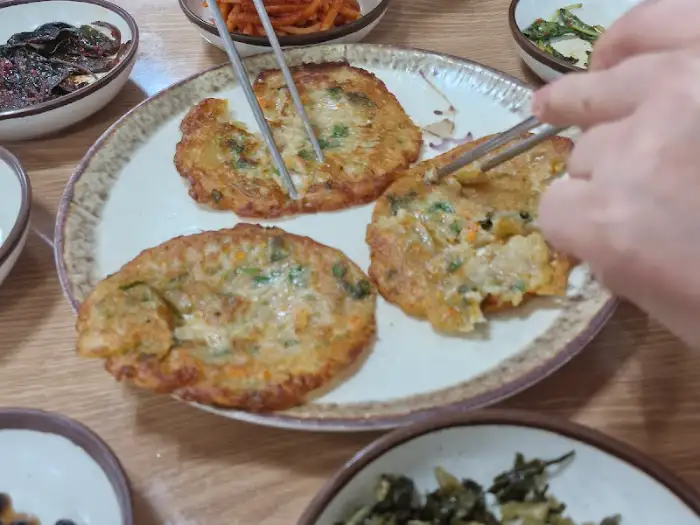 비벼 먹는 보리밥과 반찬