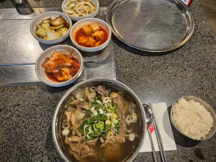 테이블 세팅과 갈비탕