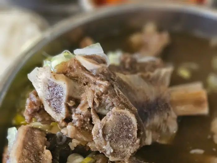 갈비탕 국물 속 갈비