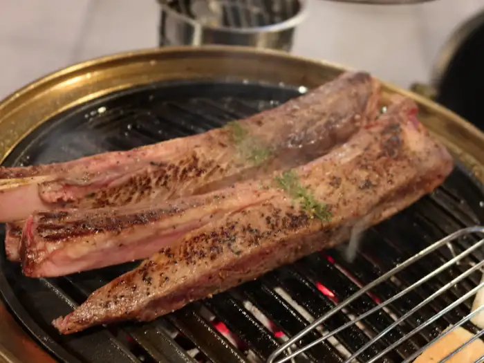 우대갈비 굽는 모습