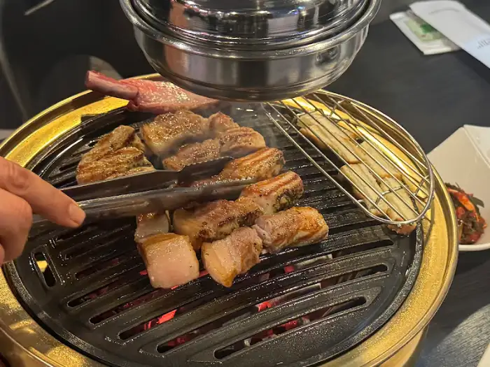 고기를 굽는 직원 손